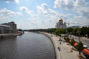Специалисты отремонтируют облицовку набережной в районе