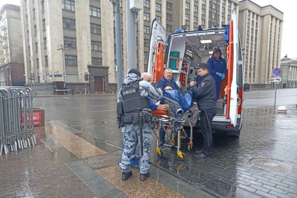 Московские росгвардейцы пришли на помощь мужчине, потерявшему сознание на улице