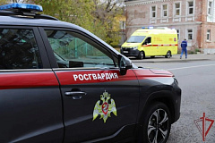 Столичные росгвардейцы помогли курьеру, пострадавшему в ДТП 