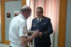 Начальник Управления генерал-майор полиции Олег Пауков и общественник Юрий Оболонский поздравили автоинспекторов с 90-летием ГАИ