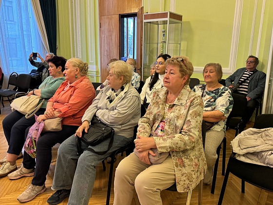 В Хамовниках прошёл практический урок по цифровой грамотности: жителям рассказали о возможностях портала «Госуслуги»