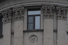 Утюг позапрошлого века в ходе капремонта нашли в бывшем доходном доме в районе